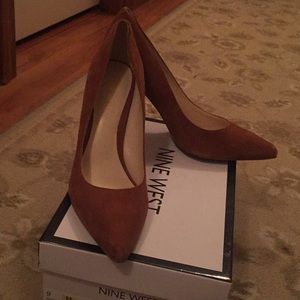 Never worn Nine West pumps